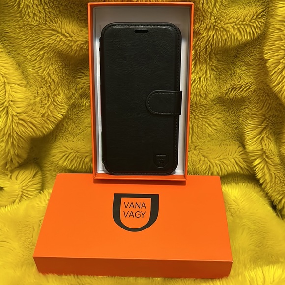 Apple iPhone Case - Picture 2 of 5